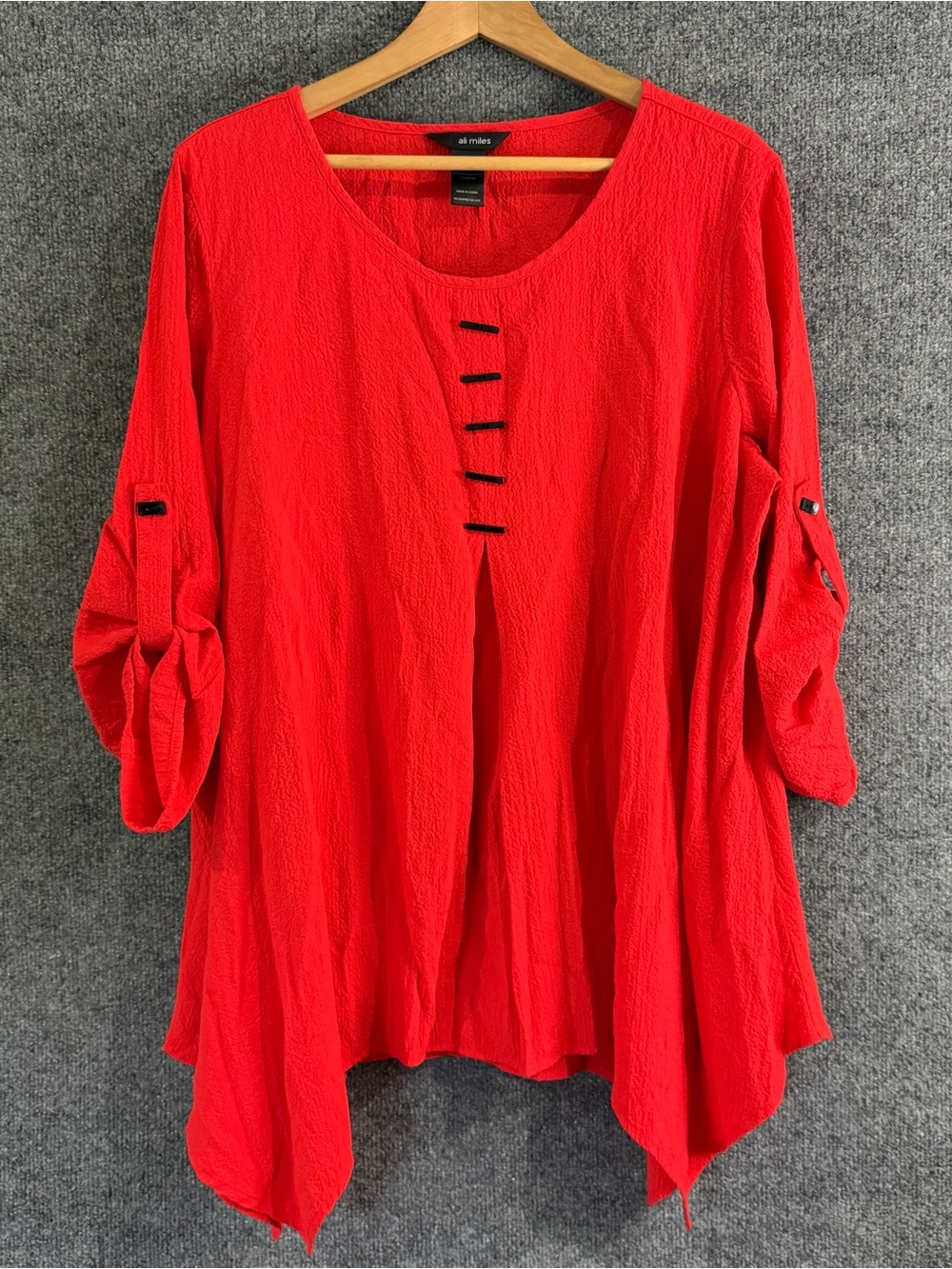 Ali Miles Womens 1X Red Textured Sharkbite Tunic Top Tab Sleeve Toggle Front